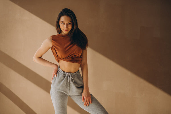 亞洲女性展示冰塊馬甲線與小蠻腰的身材管理成果