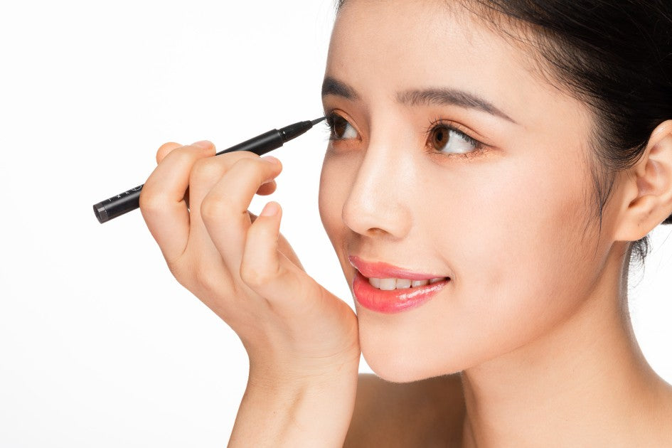 眼線筆推薦2026｜液態眼線vs眼線膠筆vs眼線液對比，初學者也能畫出專業眼妝