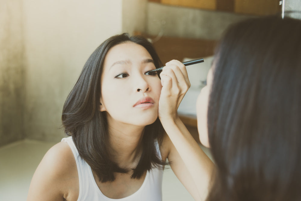 眼妝誤區眼線畫太粗閉眼出現反白眼效果示範 Eye makeup mistake thick eyeliner causing reverse white eye effect when closing eyes