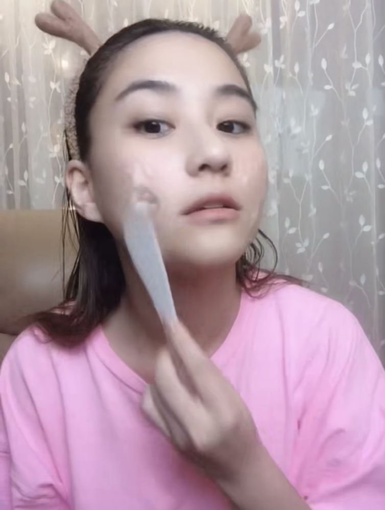 何超蓮示範三文治面膜法，以刮勺塗抹蘆薈凝膠進行深層補水，舒緩曬後泛紅敏感及乾燥脫皮。