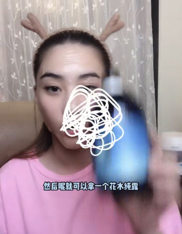 示範三文治面膜法步驟，使用花水純露及蘆薈凝膠為曬後肌膚鎮靜補水。