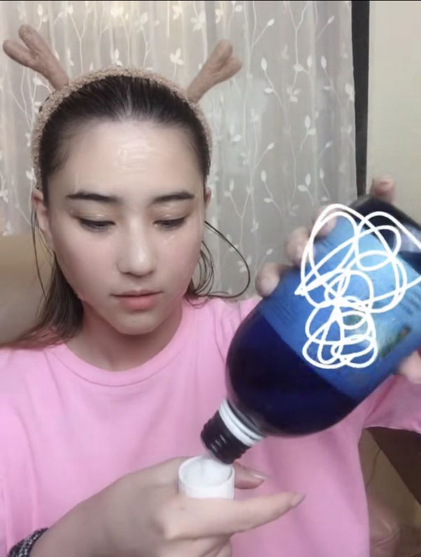 示範三文治面膜法步驟，使用花水純露及蘆薈凝膠為曬後肌膚鎮靜補水。