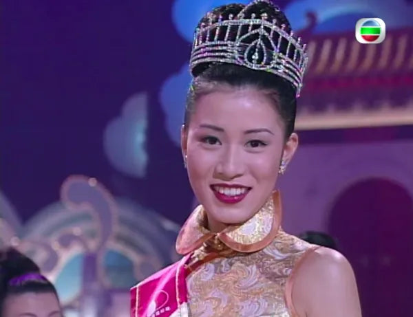 Beauty100-magazine分享佘詩曼1997年港姐舊照，揭開凍齡女神每日敷面膜與徹底卸妝的護膚祕訣。