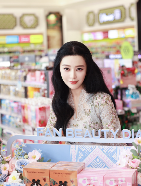 范冰冰展示白皙透亮肌膚與蕾絲碎花穿搭，分享女明星美白護膚保養秘訣及日常護理。