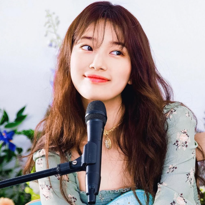 國民初戀秀智展現透亮無瑕膚質，分享424洗臉法潔面心得及韓星清純護膚造型。