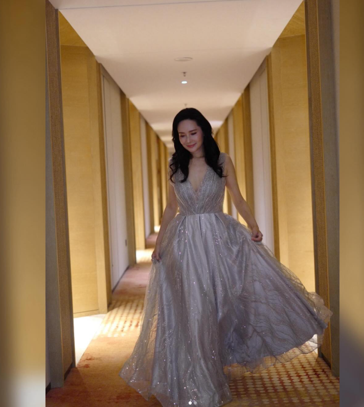 郭羨妮身穿銀色閃鑽深V晚禮服，展現優雅凍齡美態及緊緻肌膚。