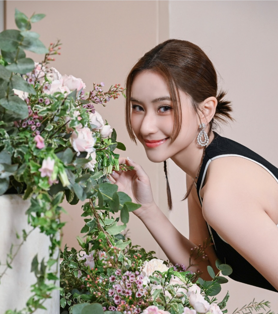 改善曬後乾燥及敏感泛紅，利用三文治面膜法配合蘆薈凝膠及花水，深層鎮靜補水，解決肌膚脫皮問題。