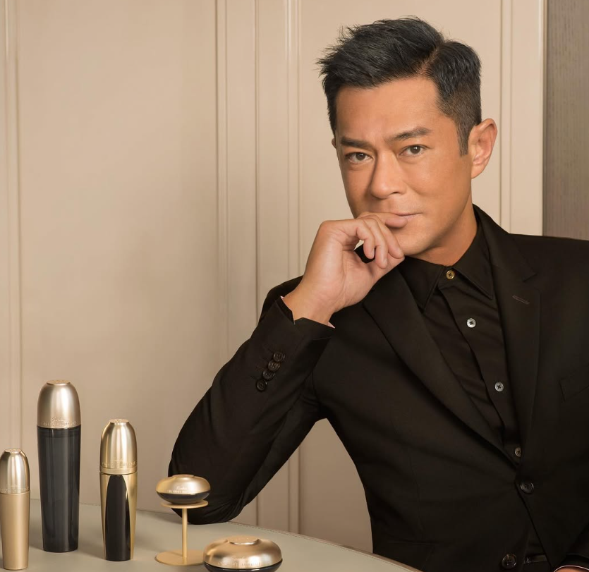 Beauty100 雜誌分析古天樂 231 一日一餐飲食習慣，相片中他穿著黑色西裝並展示精緻護膚產品。