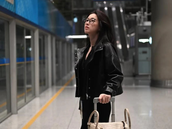 朱珠黑色皮褸眼鏡機場穿搭，展現優雅氣質與緊緻凍齡肌膚護膚心得。