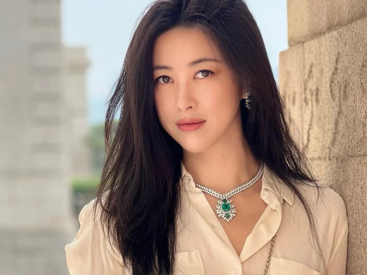 朱珠展現透亮無瑕肌膚，配戴祖母綠鑽石項鍊及米色襯衫，呈現優雅女神保養氣質。