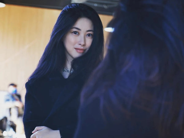 朱珠展現優雅氣質與緊緻凍齡肌膚護膚心得。