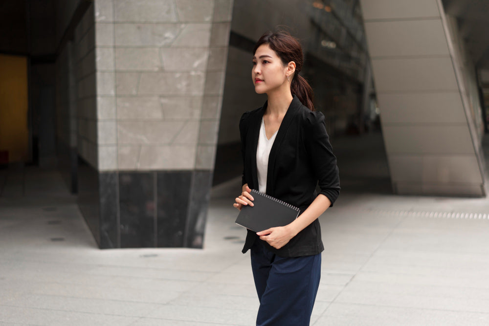 女生面試穿搭簡約西裝外套Smart Casual職場服裝 professional woman wearing smart casual blazer for job interview