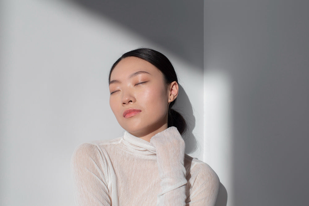 新世代獨立女性在城市中自信生活 independent young asian woman living confidently in the city