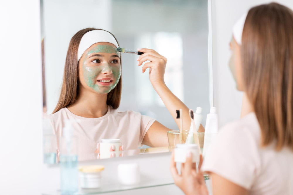 女生在浴室正確敷泥膜步驟教學 woman applying clay mask step by step in bathroom