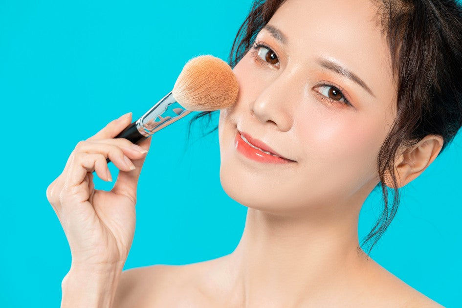 使用化妝掃提亮暗沉蠟黃膚色，示範底妝技巧以打造透亮好氣色。