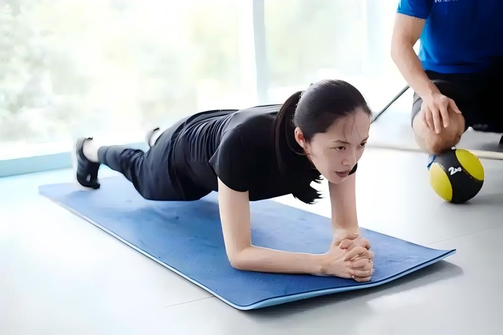 產後媽媽瑜珈入門動作核心修復 Asian woman yoga pose postpartum fitness