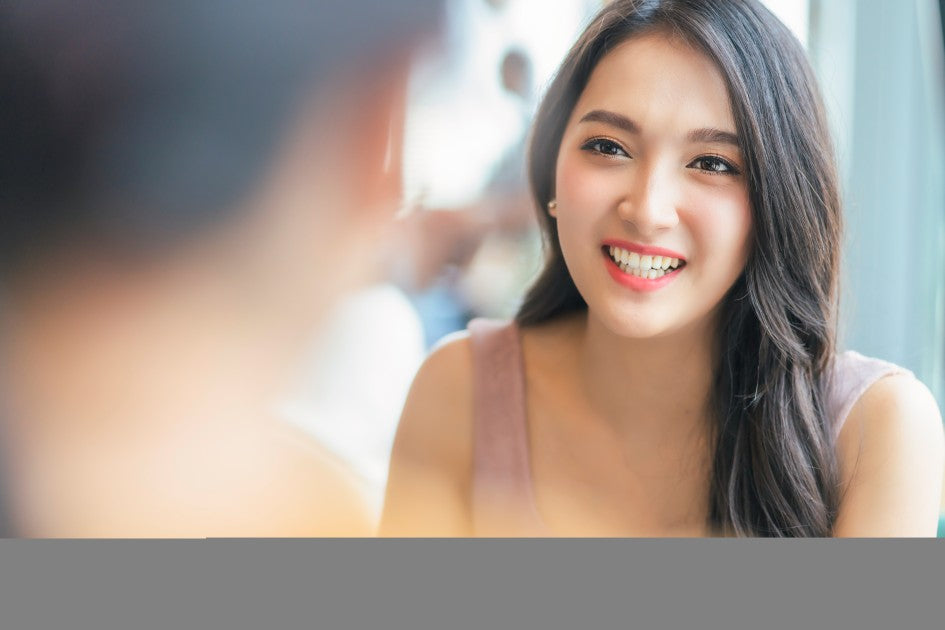 對鏡子微笑的女生，維持好心情，微笑係最好的保養