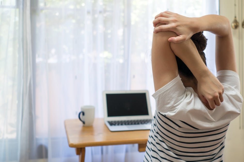 女子在電腦桌前參考 Beauty100 建議進行肩頸伸展，透過簡單畫圈動作放鬆緊繃肌肉並改善居家辦公體態。